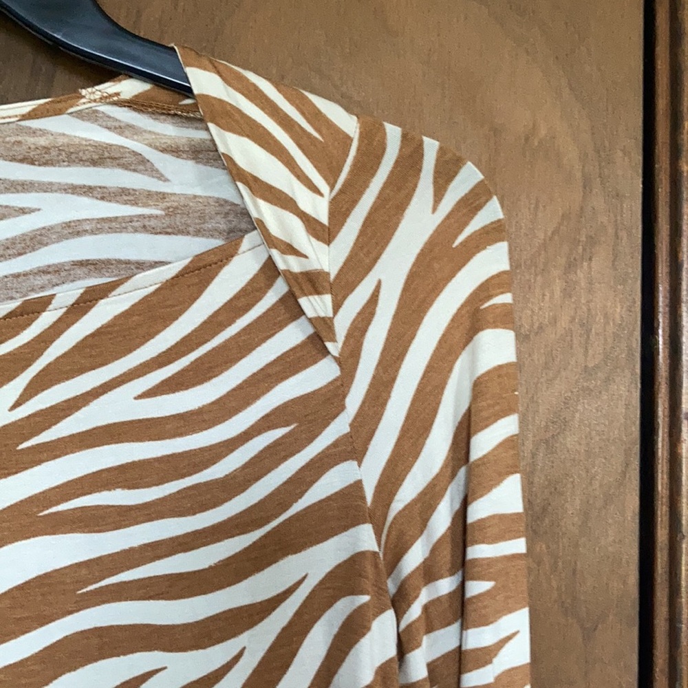 Ann Taylor zebra like print animal print lightweight top casual office M - Picture 17 of 17